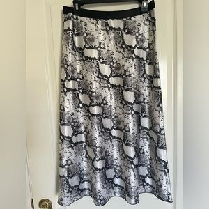 Victoria’s Secret × Knit Riot Black Snake
Print Satin Midi Skirt